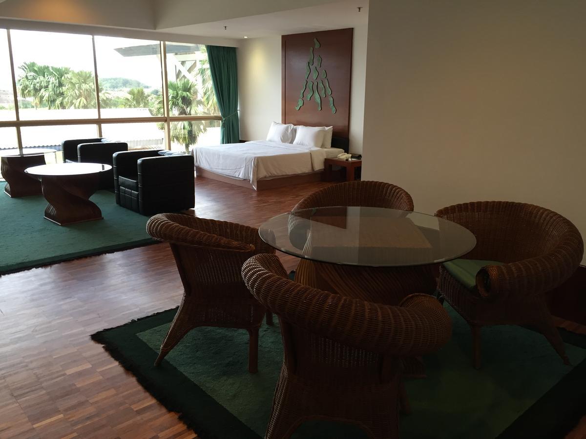 Austin Heights Golf & Hotel Resort Johor Bahru Exteriör bild