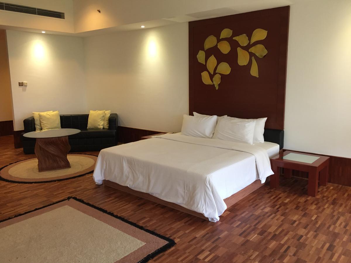 Austin Heights Golf & Hotel Resort Johor Bahru Exteriör bild